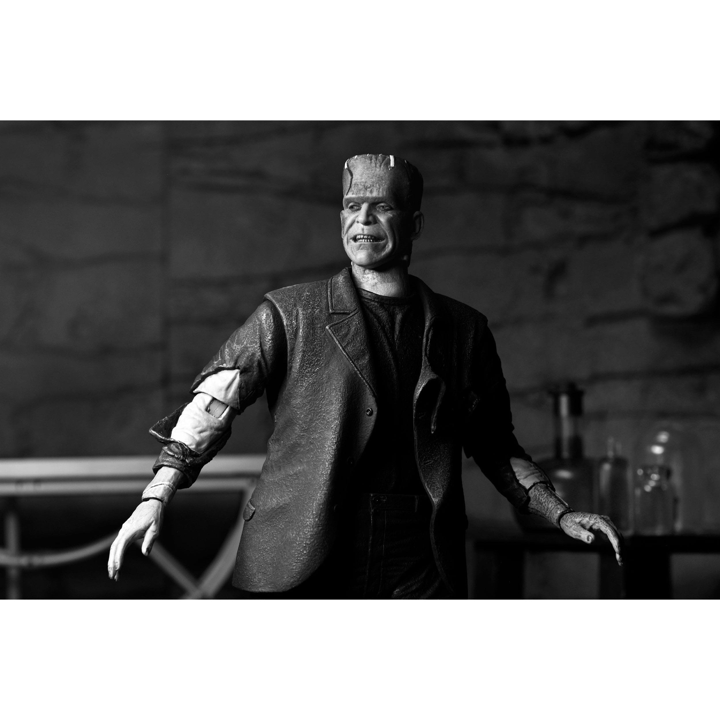 Universal Monsters: Ultimate Frankenstein's Monster (Bride of Frankenstein, B&W)-Actionfiguren-NECA-Mighty Underground