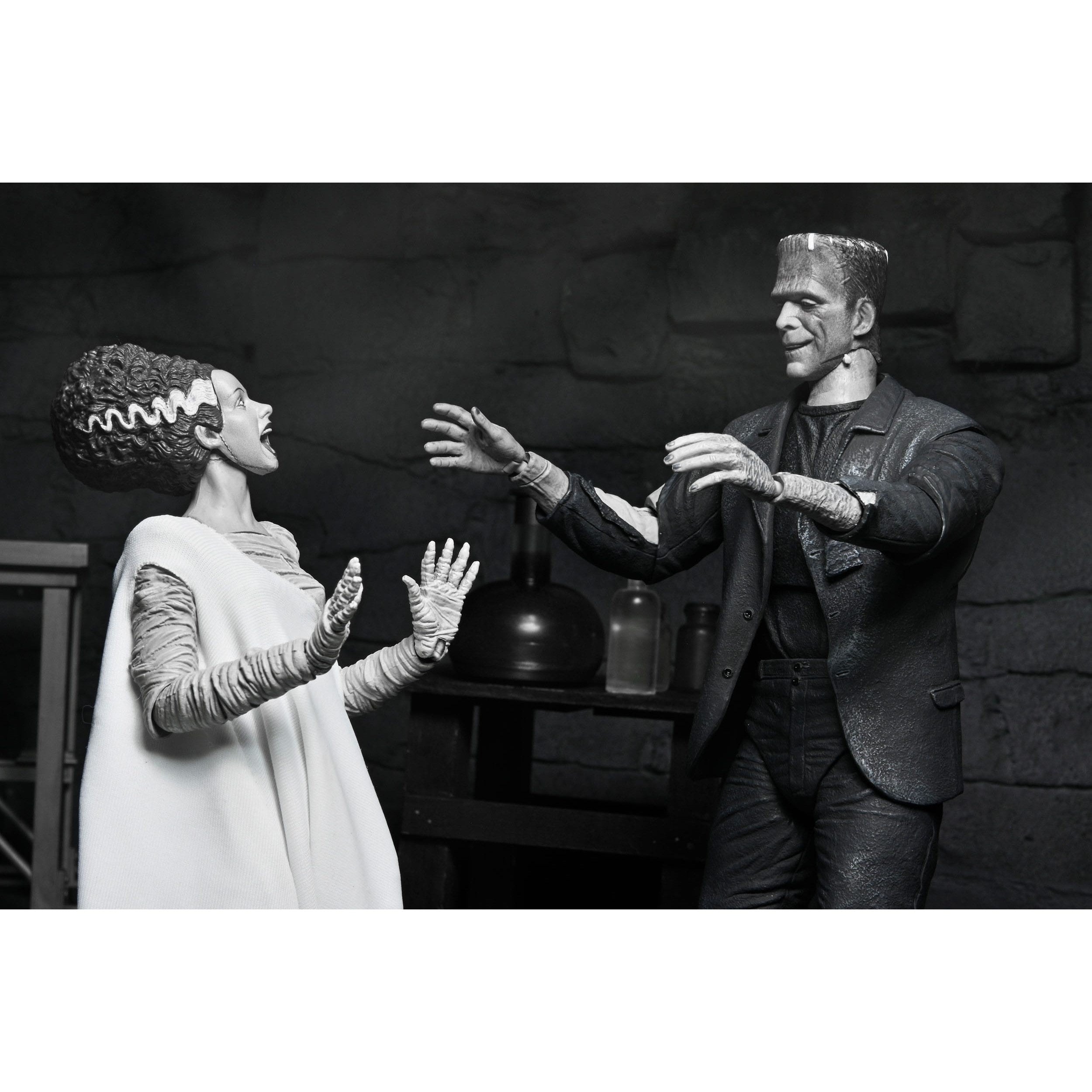 Universal Monsters: Ultimate Frankenstein's Monster (Bride of Frankenstein, B&W)-Actionfiguren-NECA-Mighty Underground