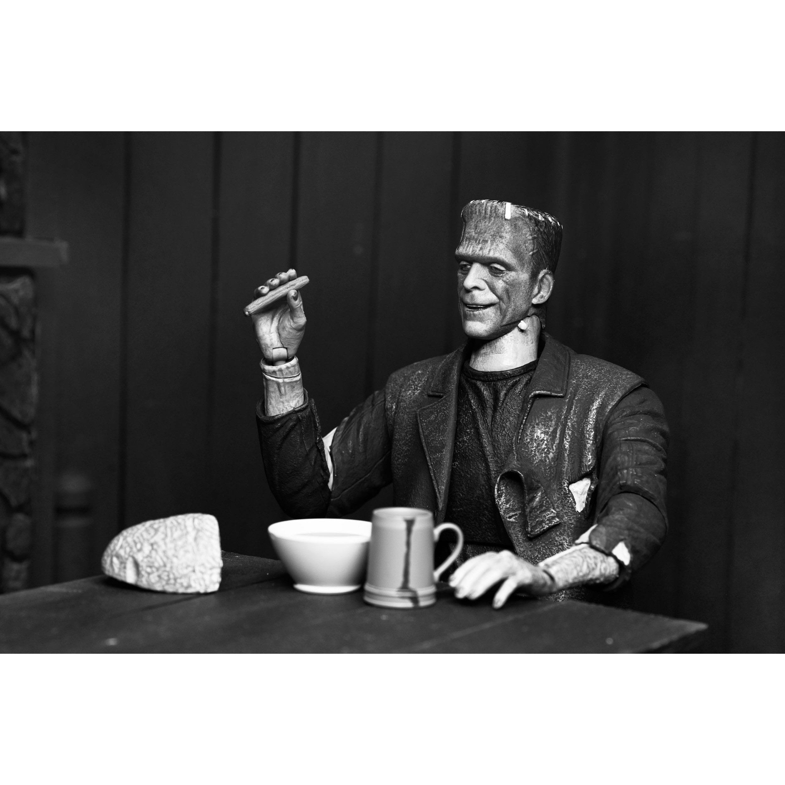 Universal Monsters: Ultimate Frankenstein's Monster (Bride of Frankenstein, B&W)-Actionfiguren-NECA-Mighty Underground
