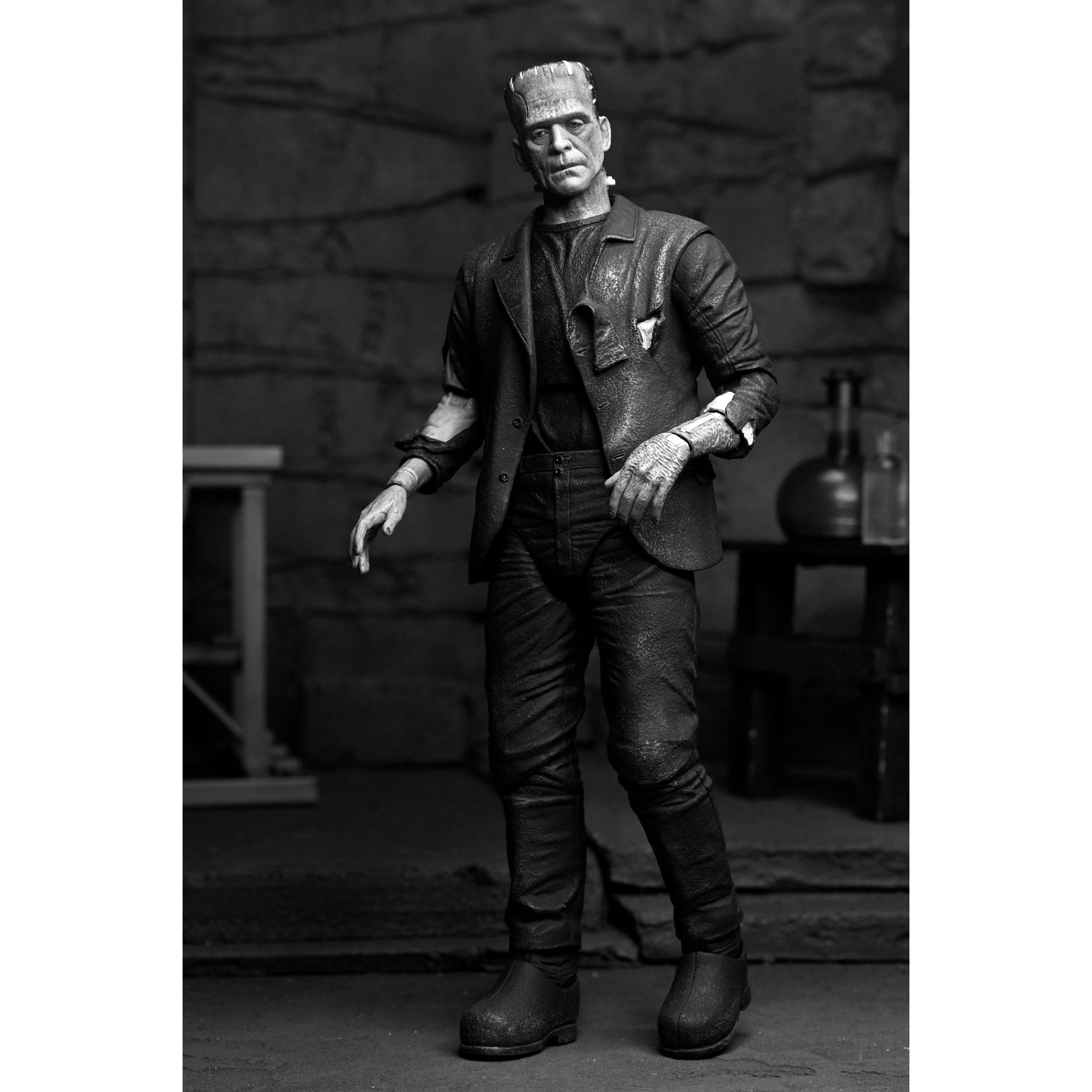 Universal Monsters: Ultimate Frankenstein's Monster (Bride of Frankenstein, B&W)-Actionfiguren-NECA-Mighty Underground