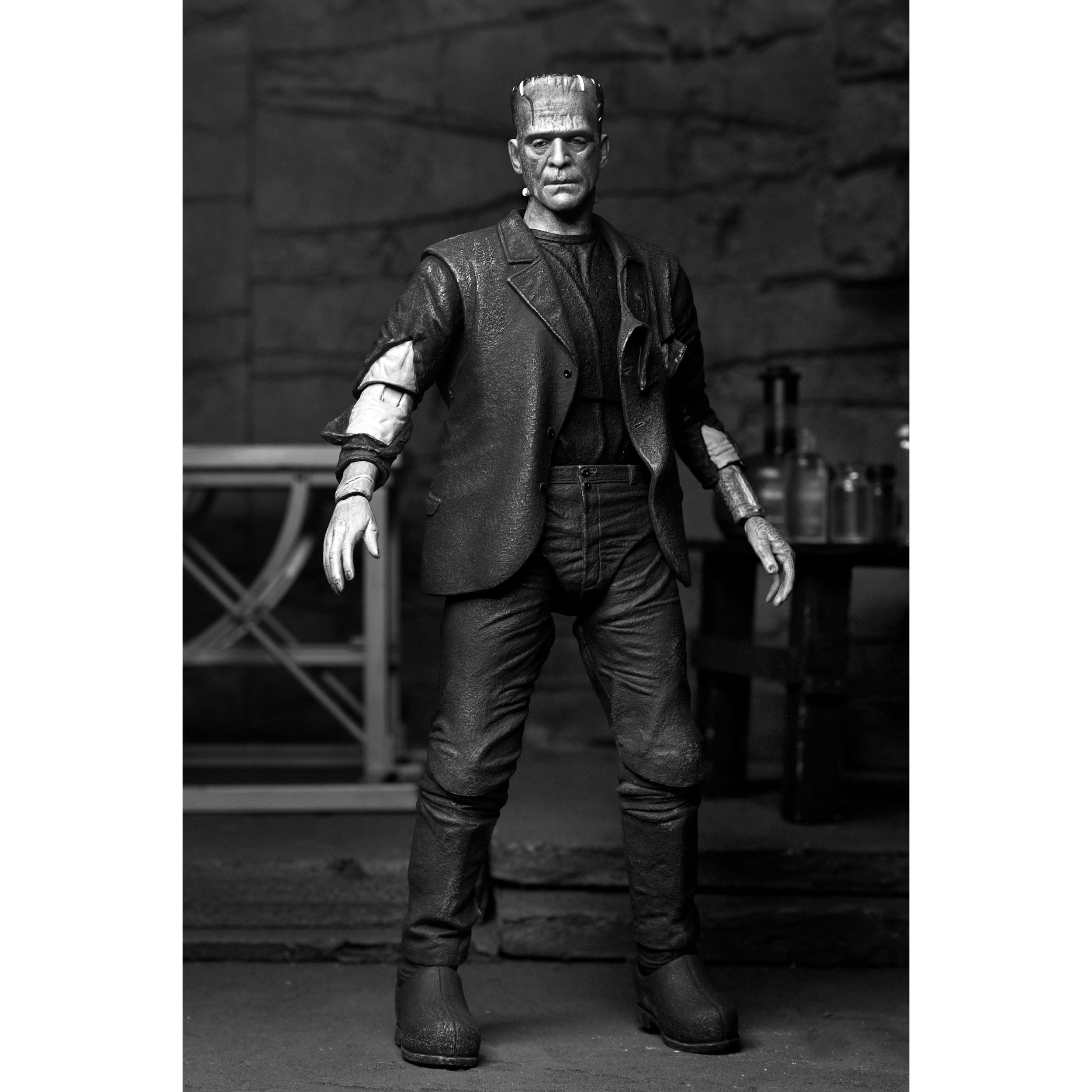 Universal Monsters: Ultimate Frankenstein's Monster (Bride of Frankenstein, B&W)-Actionfiguren-NECA-Mighty Underground