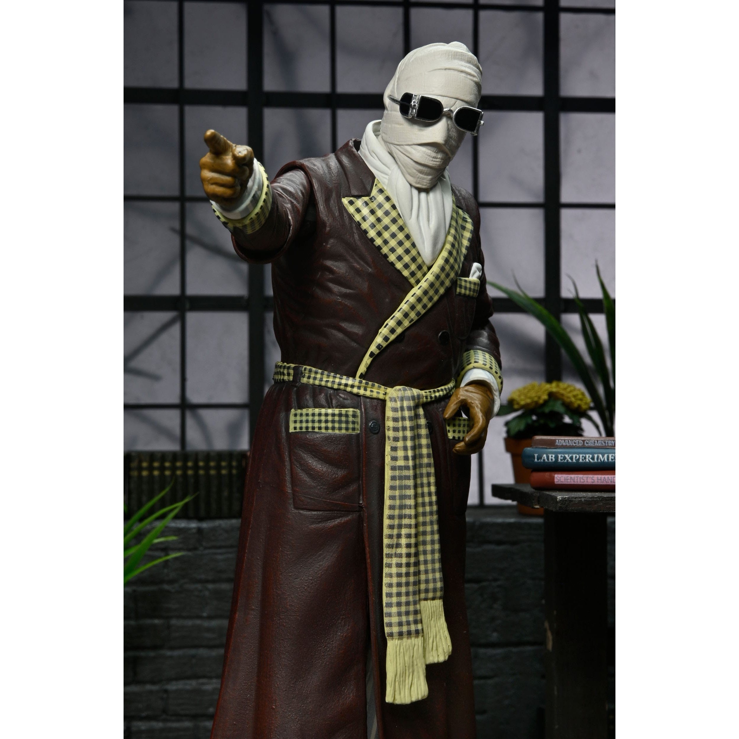 Universal Monsters: Ultimate Invisible Man (Kemp House)-Actionfiguren-NECA-Mighty Underground