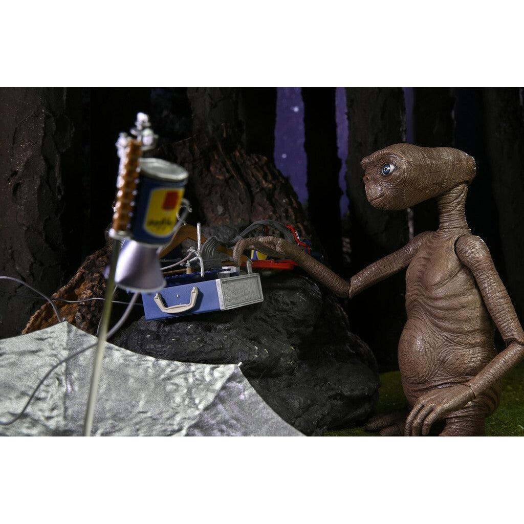 E.T. the Extra-Terrestrial: Ultimate Deluxe LED Chest E.T. (40th Anniversary)-Actionfiguren-NECA-Mighty Underground