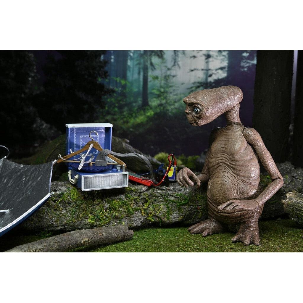 E.T. the Extra-Terrestrial: Ultimate Deluxe LED Chest E.T. (40th Anniversary)-Actionfiguren-NECA-Mighty Underground