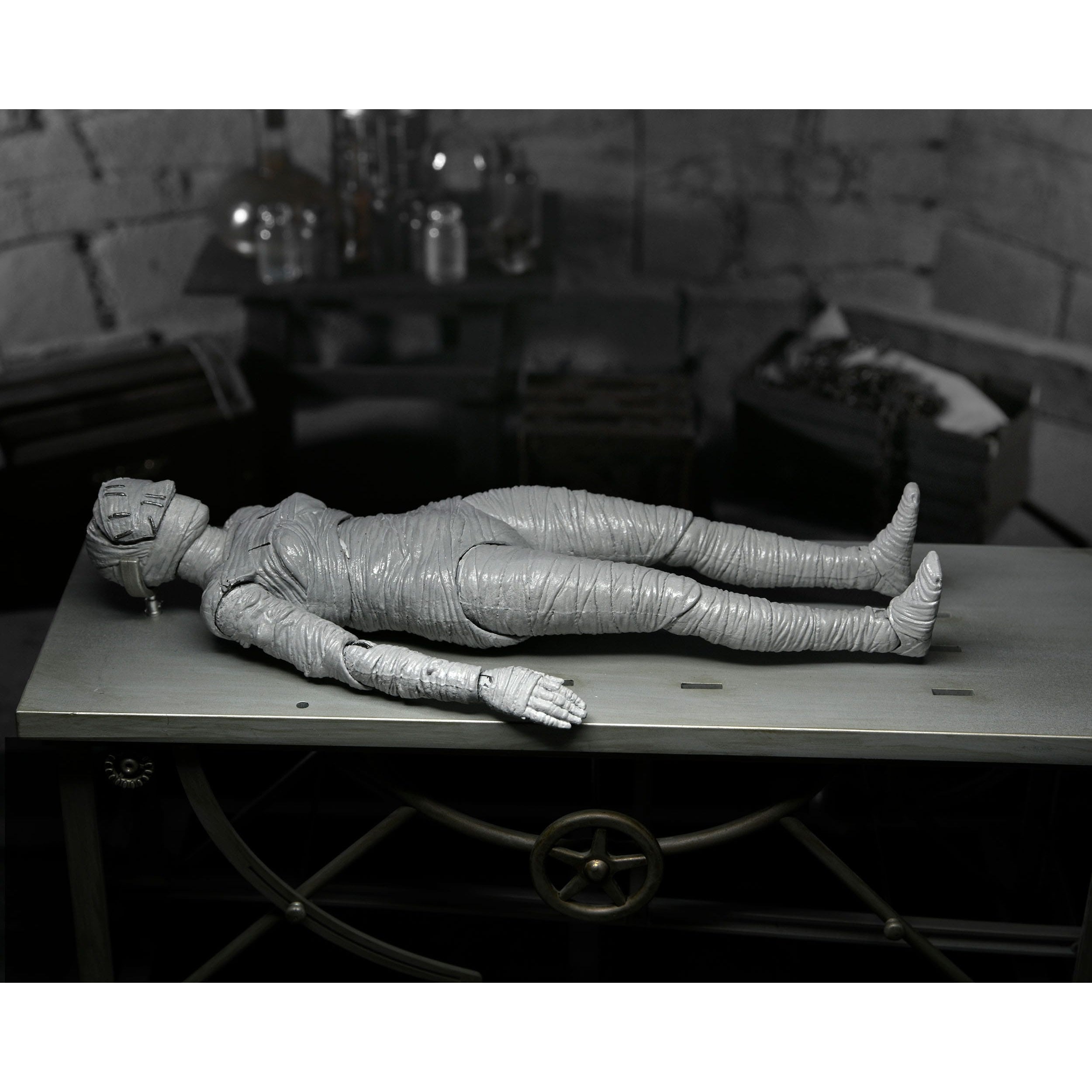 Universal Monsters: Ultimate Bride of Frankenstein (Black & White)-Actionfiguren-NECA-Mighty Underground