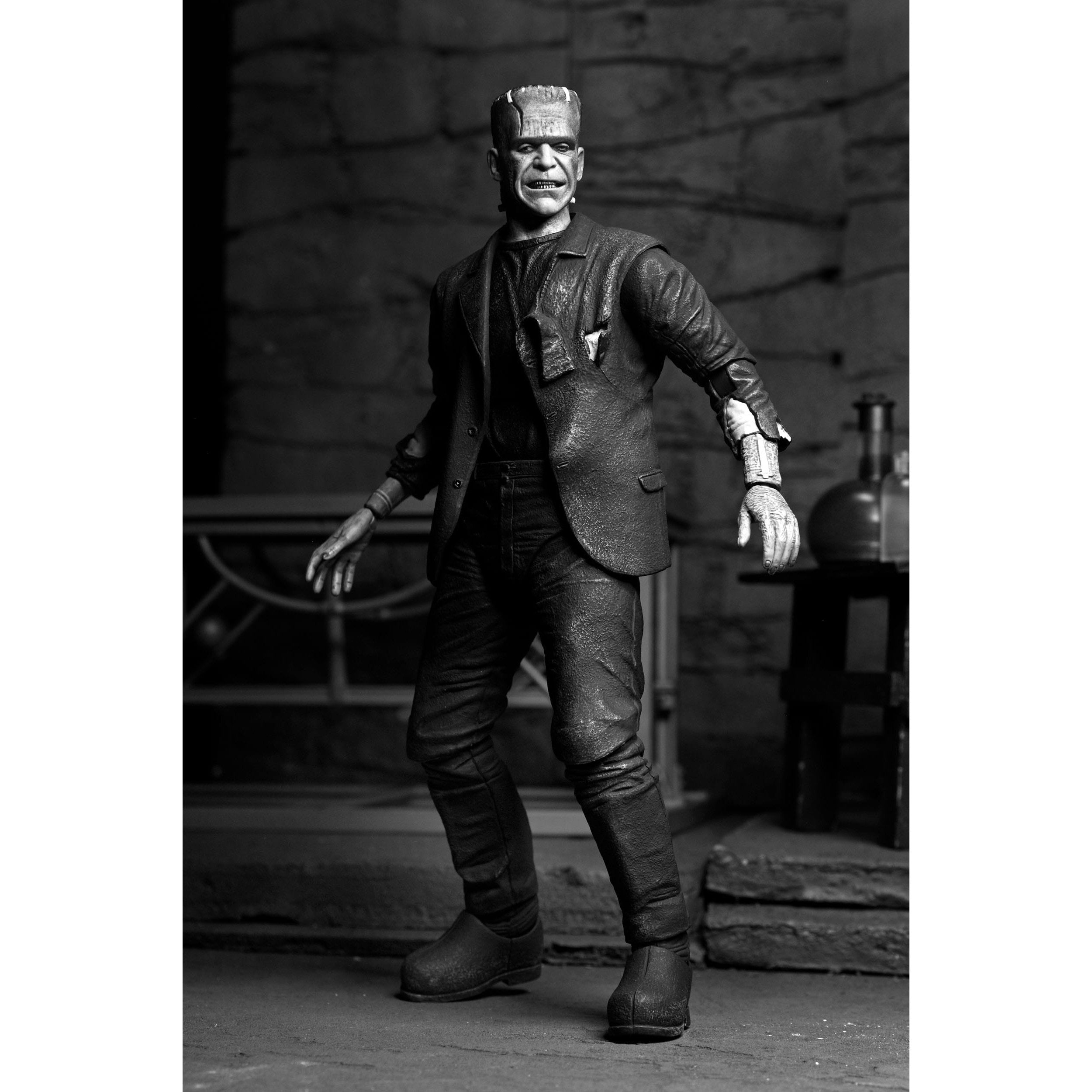 Universal Monsters: Ultimate Frankenstein's Monster (Bride of Frankenstein, B&W)-Actionfiguren-NECA-Mighty Underground