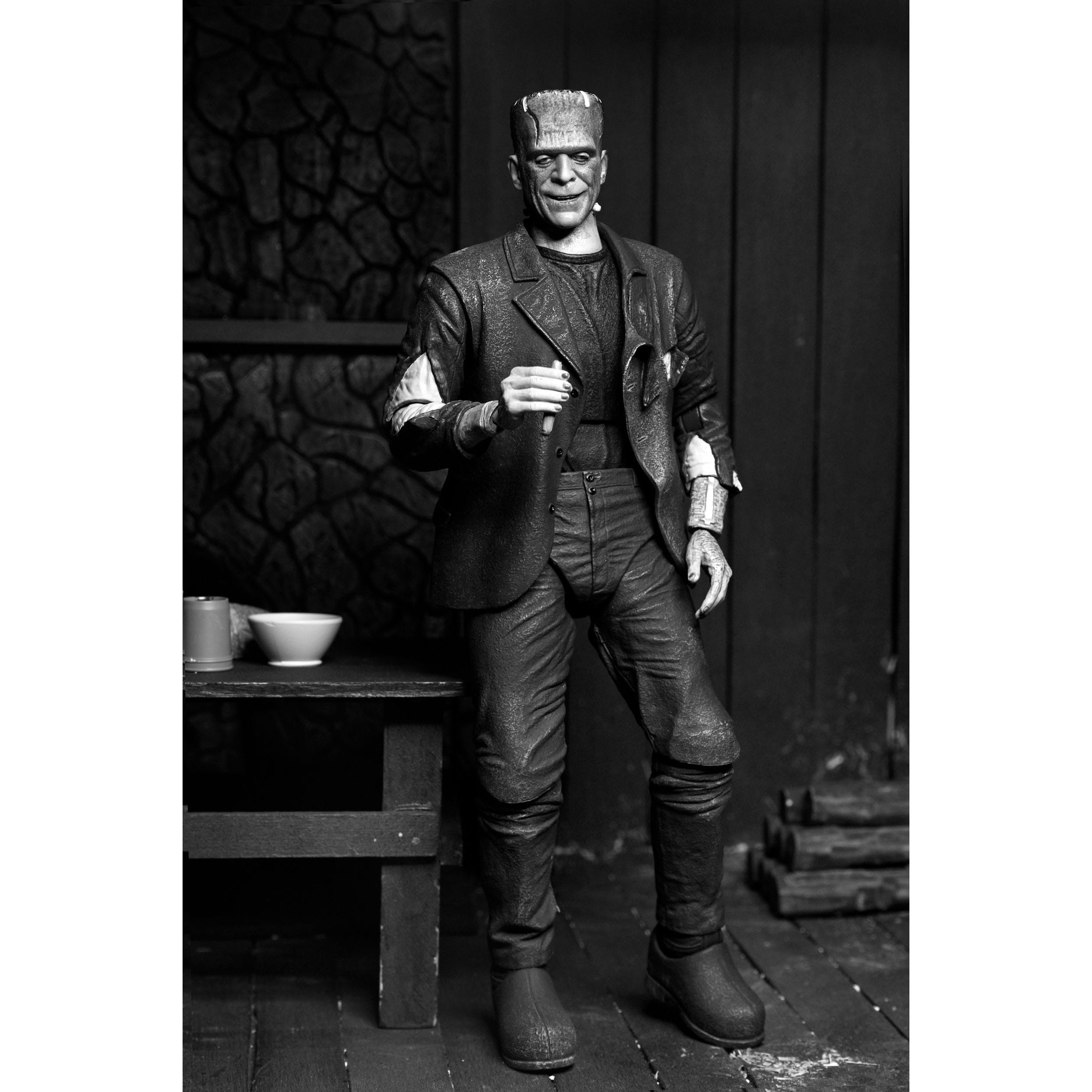 Universal Monsters: Ultimate Frankenstein's Monster (Bride of Frankenstein, B&W)-Actionfiguren-NECA-Mighty Underground