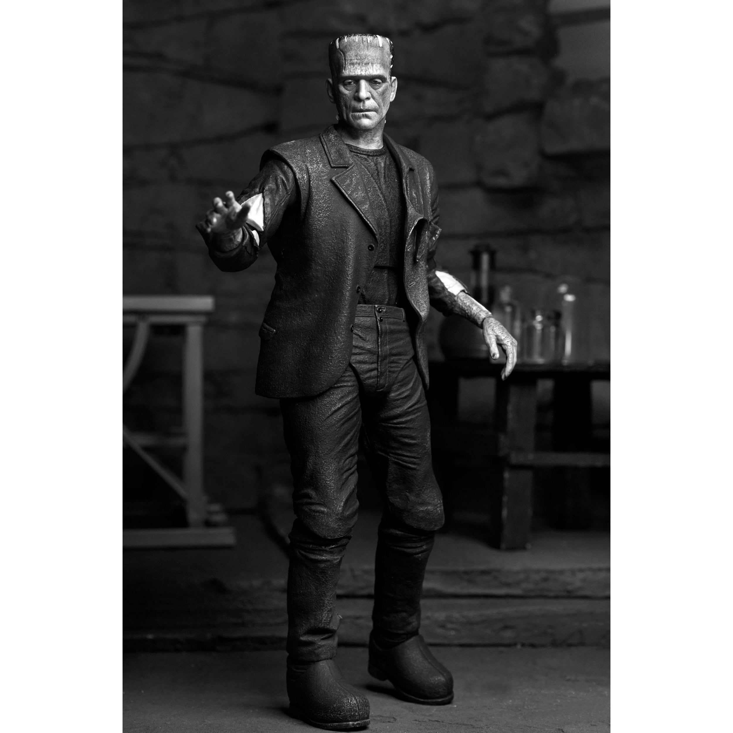 Universal Monsters: Ultimate Frankenstein's Monster (Bride of Frankenstein, B&W)-Actionfiguren-NECA-Mighty Underground