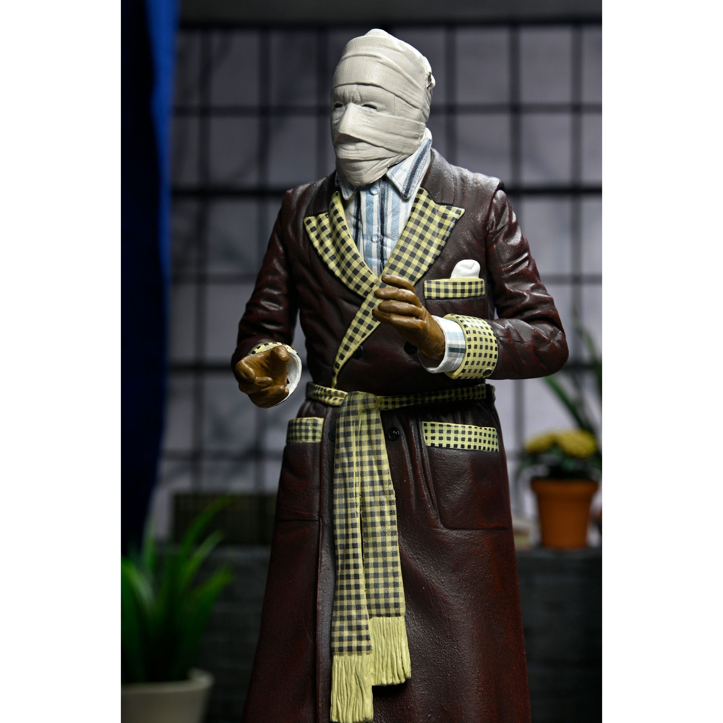 Universal Monsters: Ultimate Invisible Man (Kemp House)-Actionfiguren-NECA-Mighty Underground