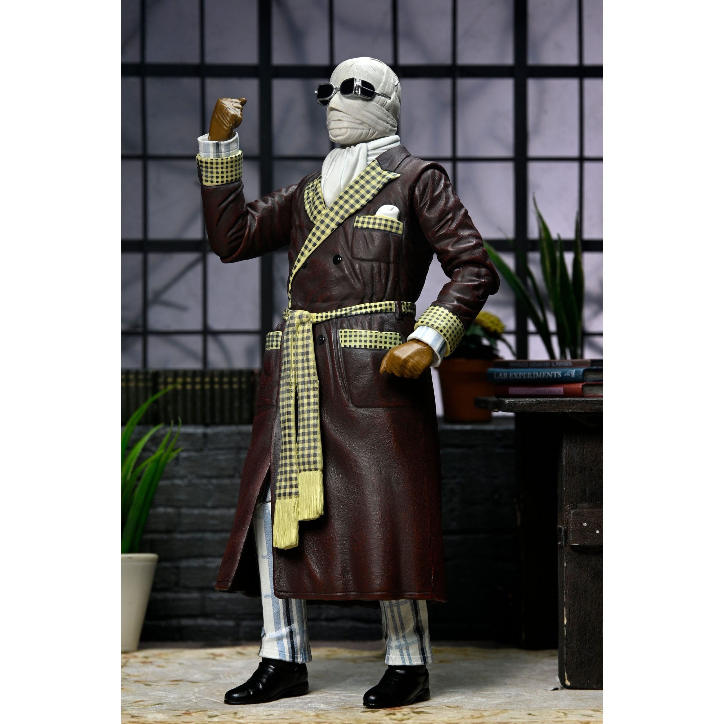 Universal Monsters: Ultimate Invisible Man (Kemp House)-Actionfiguren-NECA-Mighty Underground