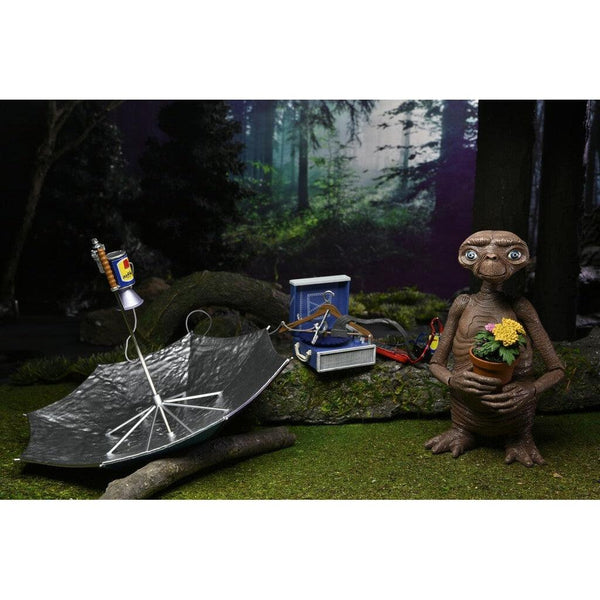 E.T. the Extra-Terrestrial: Ultimate Deluxe LED Chest E.T. (40th Anniversary)-Actionfiguren-NECA-Mighty Underground