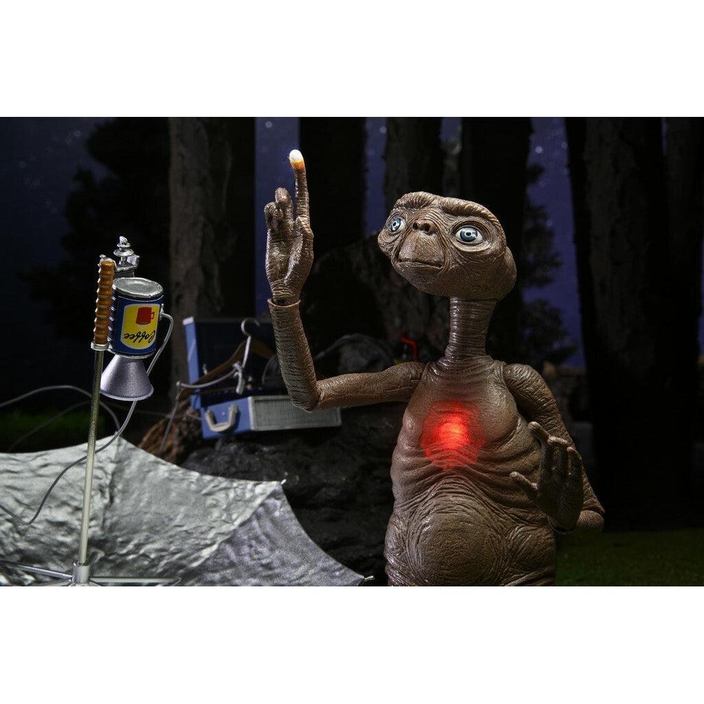 E.T. the Extra-Terrestrial: Ultimate Deluxe LED Chest E.T. (40th Anniversary)-Actionfiguren-NECA-Mighty Underground